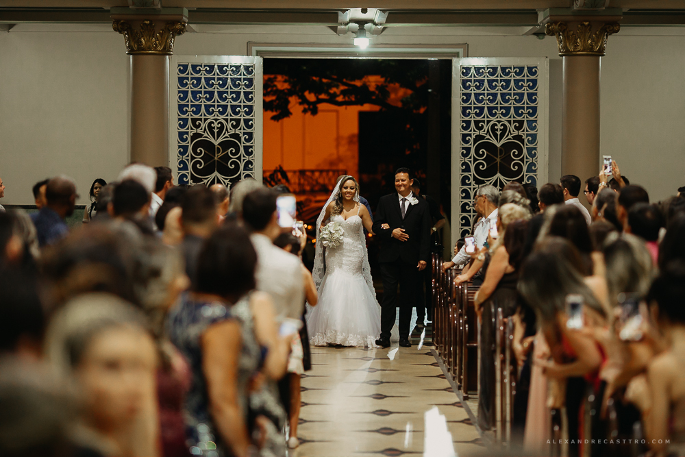 Casamento de Debora e Rogerio em Patos de Minas na Igreja santa terezinha fotografo alexandre casttro