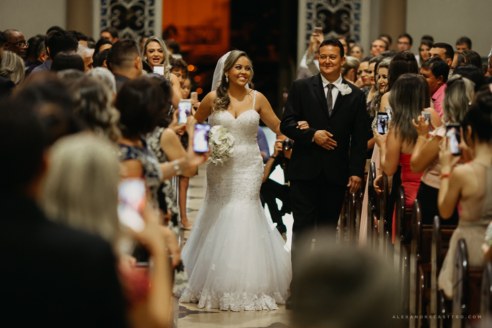Casamento de Debora e Rogerio em Patos de Minas na Igreja santa terezinha fotografo alexandre casttro