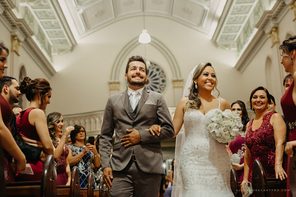 Casamento de Debora e Rogerio em Patos de Minas na Igreja santa terezinha fotografo alexandre casttro
