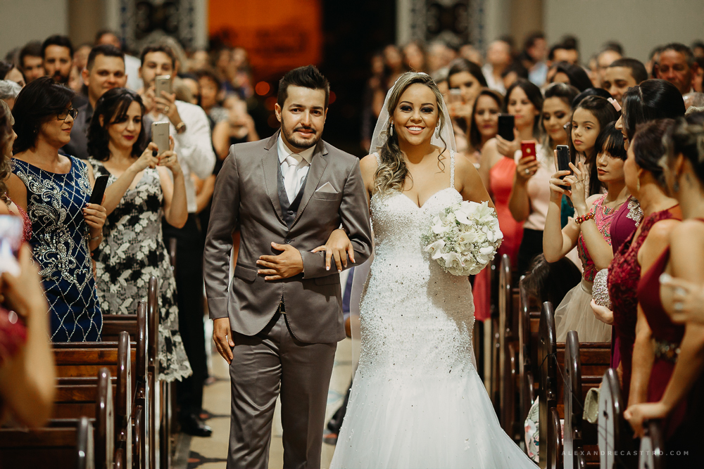 Casamento de Debora e Rogerio em Patos de Minas na Igreja santa terezinha fotografo alexandre casttro