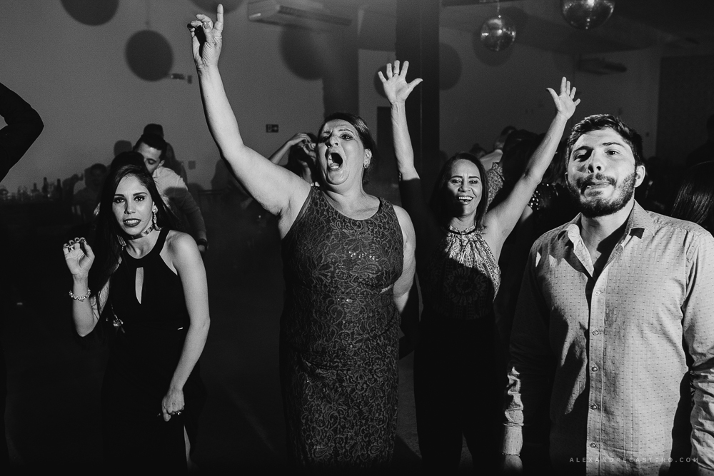 Casamento de Debora e Rogerio em Patos de Minas na Igreja santa terezinha fotografo alexandre casttro