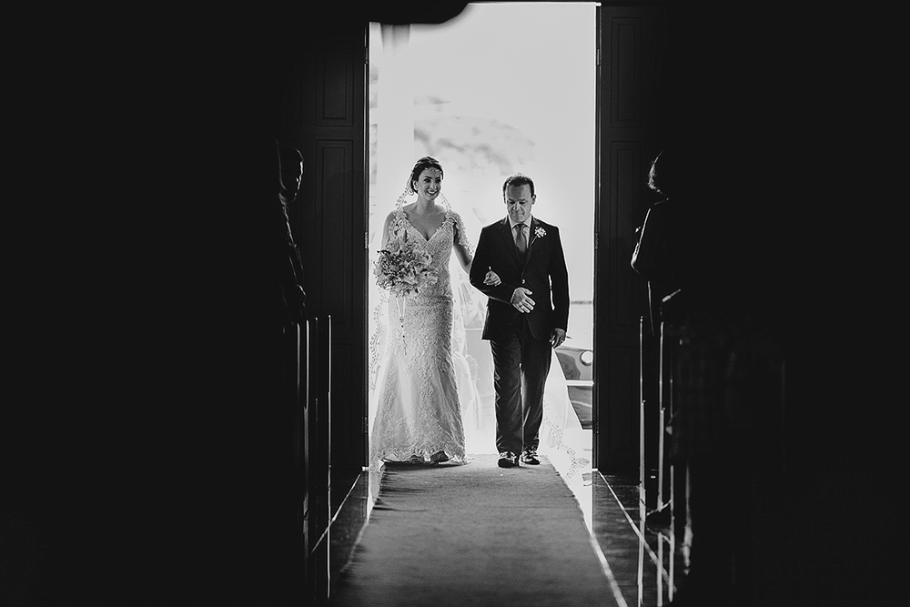 Casamento no campo durante o dia em carmo do paranaiba e sao gotardo fotografado por alexandre casttro foto entrada da noiva