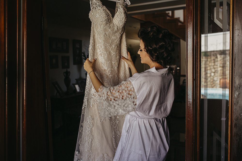 Casamento no campo durante o dia em carmo do paranaiba e sao gotardo fotografado por alexandre casttro foto vestido da noiva