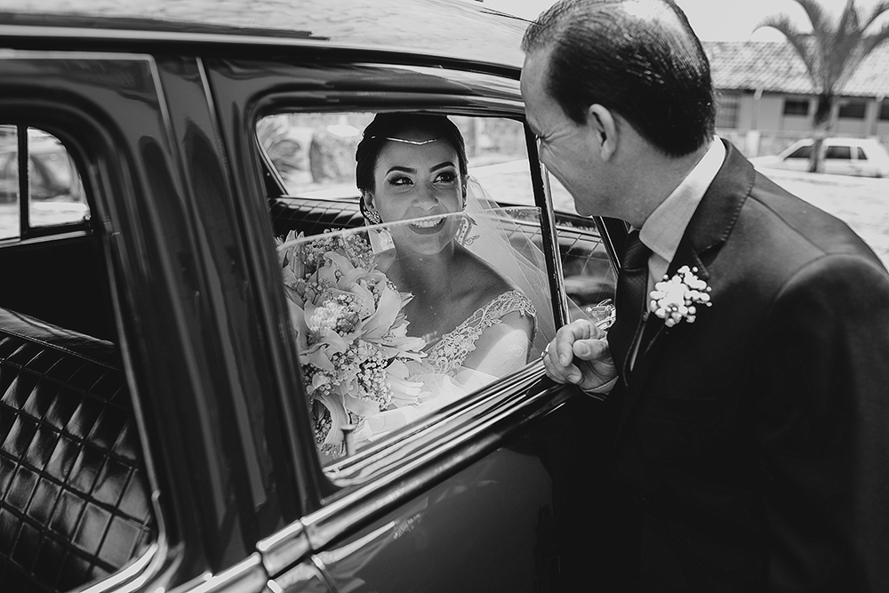 Casamento no campo durante o dia em carmo do paranaiba e sao gotardo fotografado por alexandre casttro foto da noiva com o pai 