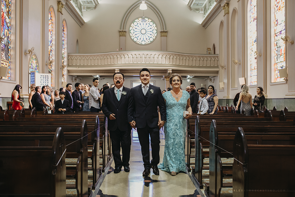 casamento lindo de laura e eliardo em patos de minas na igraja santa terezinha fotos para inspiração fotografos alexandre casttro imagens de amor