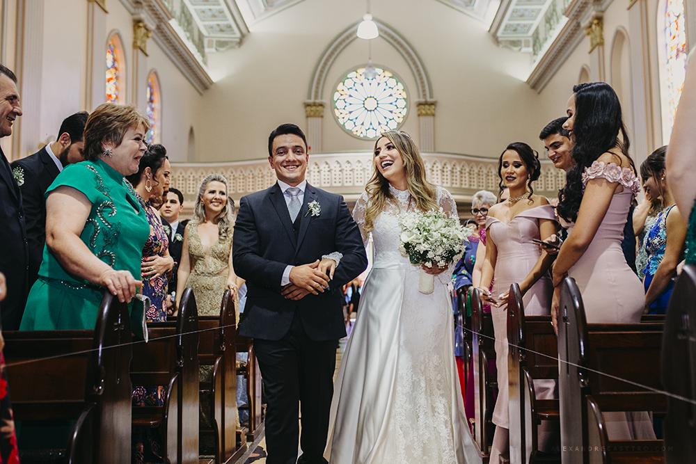casamento lindo de laura e eliardo em patos de minas na igraja santa terezinha fotos para inspiração fotografos alexandre casttro imagens de amor