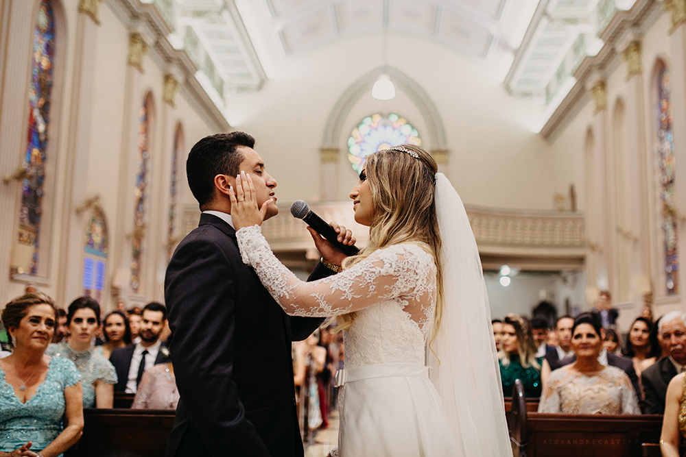 casamento lindo de laura e eliardo em patos de minas na igraja santa terezinha fotos para inspiração fotografos alexandre casttro imagens de amor