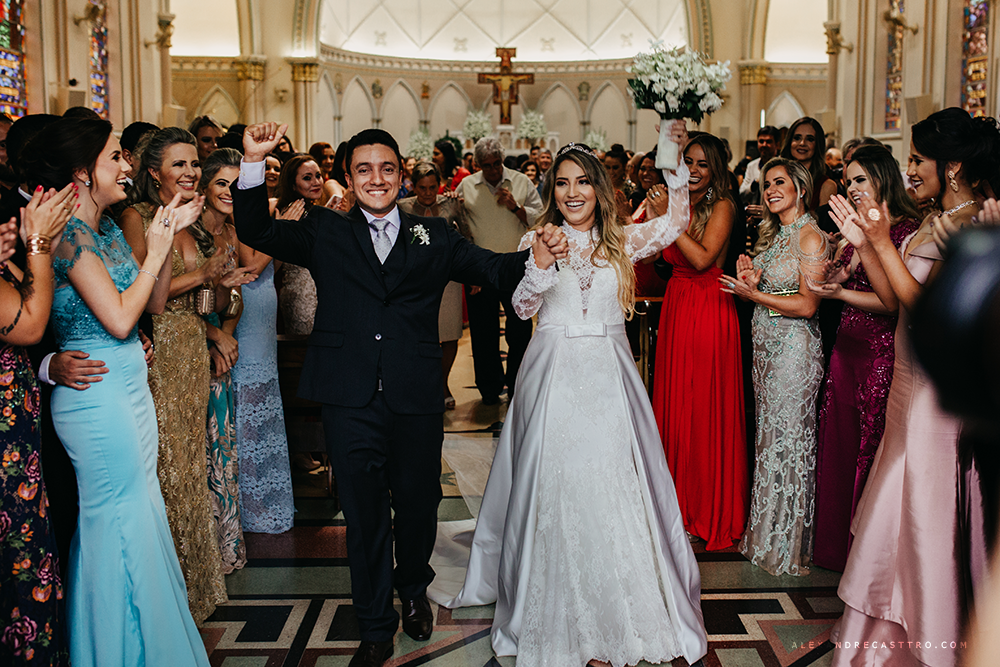 casamento lindo de laura e eliardo em patos de minas na igraja santa terezinha fotos para inspiração fotografos alexandre casttro imagens de amor