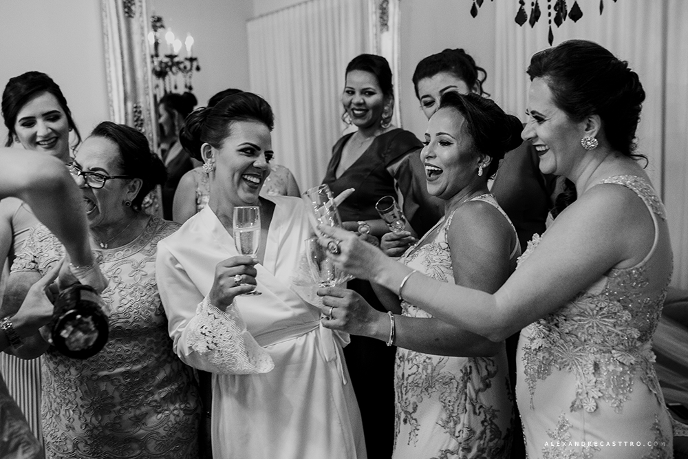 fotografia de casamento dos noivos barbara e renilson no sala de festas house fest em patos de minas fotografado por alexandre casttro e pamela benfica fotografos making off no salao salvatore