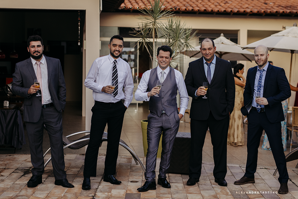 fotografia de casamento dos noivos barbara e renilson no sala de festas house fest em patos de minas fotografado por alexandre casttro e pamela benfica fotografos making off no salao salvatore