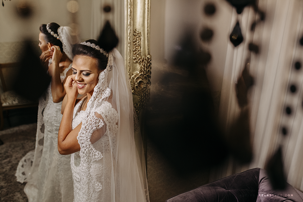 fotografia de casamento dos noivos barbara e renilson no sala de festas house fest em patos de minas fotografado por alexandre casttro e pamela benfica fotografos making off no salao salvatore