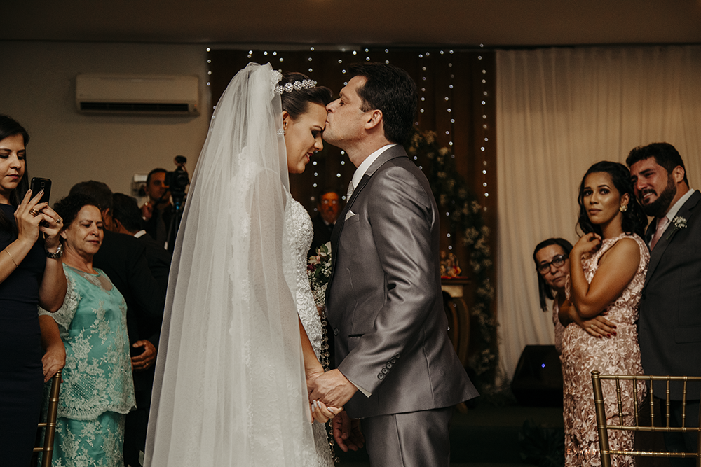 fotografia de casamento dos noivos barbara e renilson no sala de festas house fest em patos de minas fotografado por alexandre casttro e pamela benfica fotografos