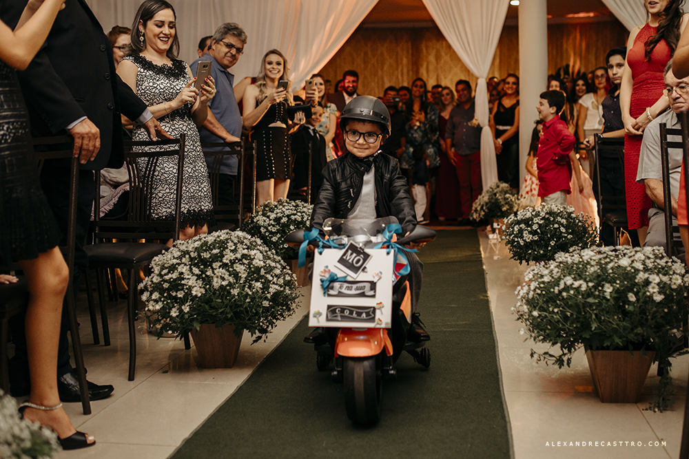 fotografia de casamento dos noivos barbara e renilson no sala de festas house fest em patos de minas fotografado por alexandre casttro e pamela benfica fotografos