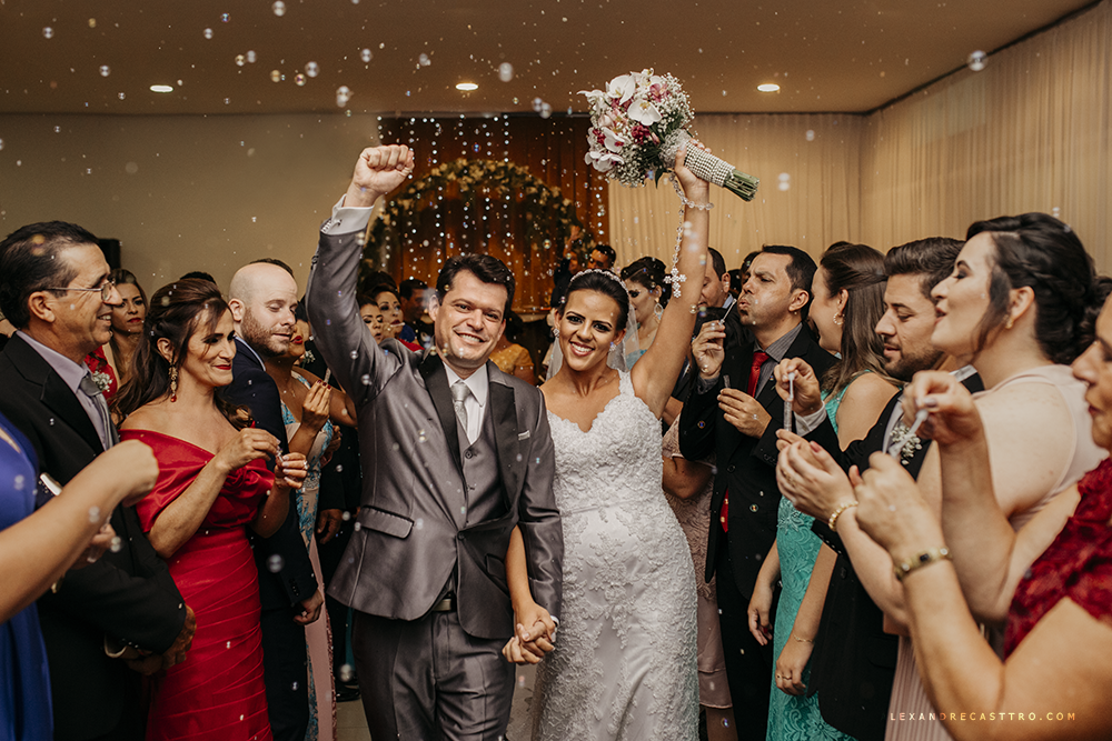 fotografia de casamento dos noivos barbara e renilson no sala de festas house fest em patos de minas fotografado por alexandre casttro e pamela benfica fotografos