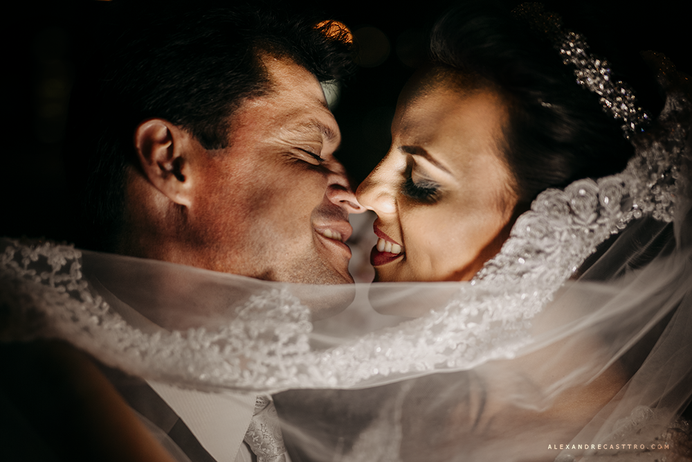 fotografia de casamento dos noivos barbara e renilson no sala de festas house fest em patos de minas fotografado por alexandre casttro e pamela benfica fotografos