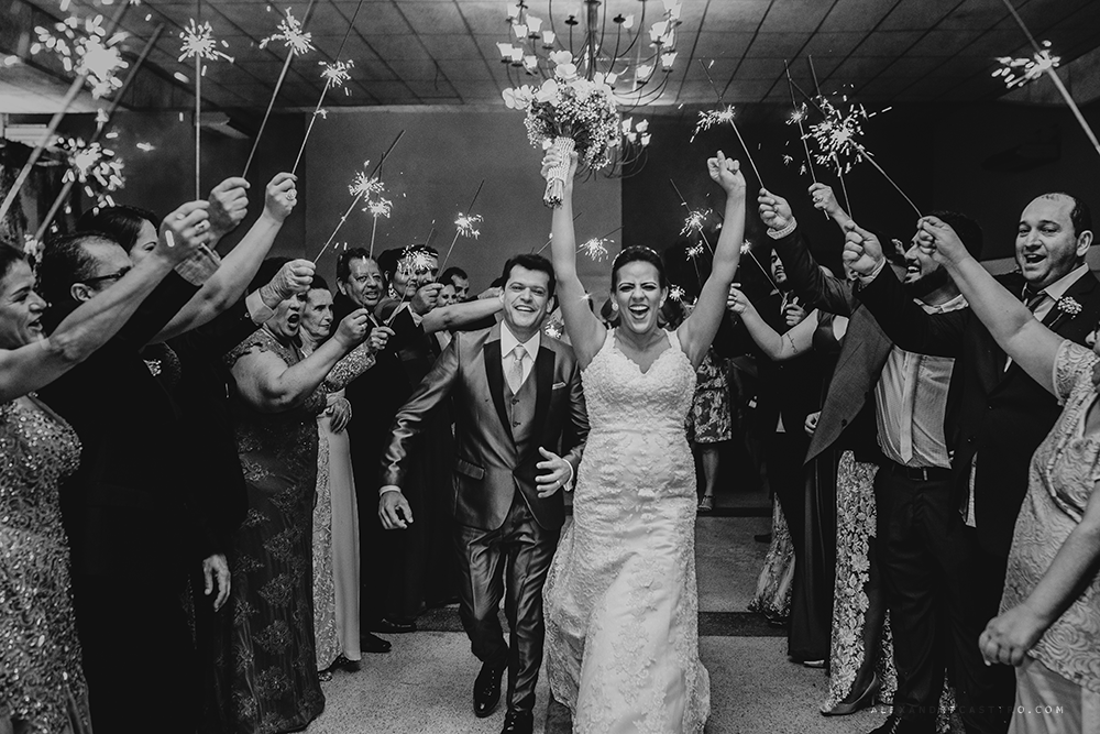 fotografia de casamento dos noivos barbara e renilson no sala de festas house fest em patos de minas fotografado por alexandre casttro e pamela benfica fotografos