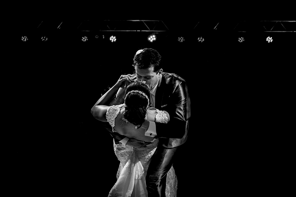 fotografia de casamento dos noivos barbara e renilson no sala de festas house fest em patos de minas fotografado por alexandre casttro e pamela benfica fotografos