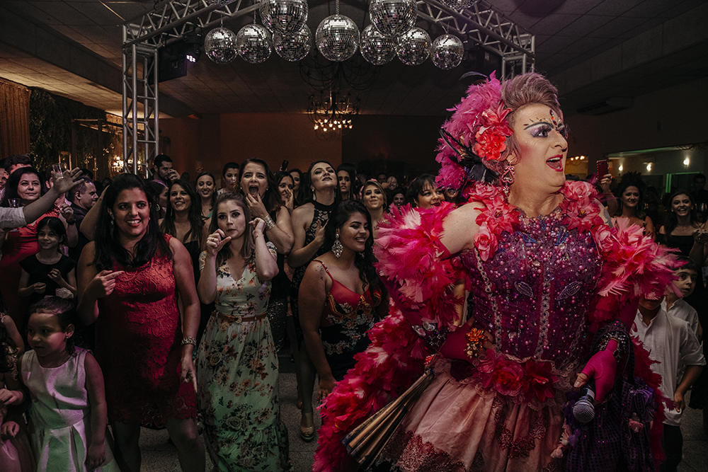 fotografia de casamento dos noivos barbara e renilson no sala de festas house fest em patos de minas fotografado por alexandre casttro e pamela benfica fotografos