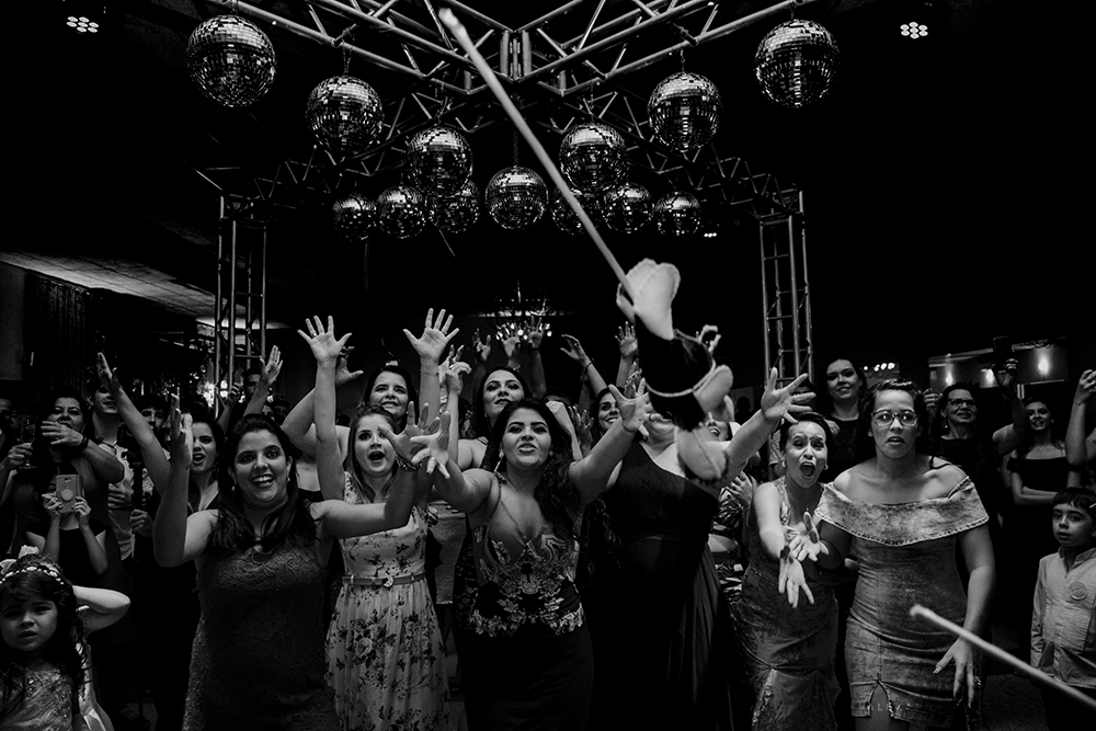 fotografia de casamento dos noivos barbara e renilson no sala de festas house fest em patos de minas fotografado por alexandre casttro e pamela benfica fotografos