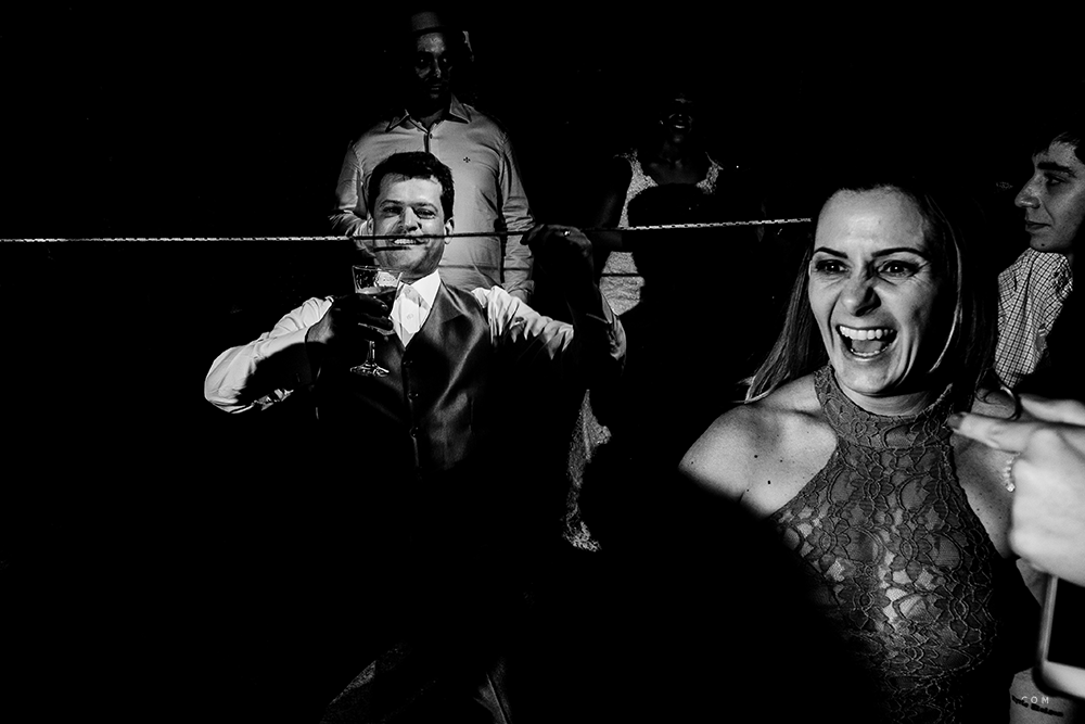 fotografia de casamento dos noivos barbara e renilson no sala de festas house fest em patos de minas fotografado por alexandre casttro e pamela benfica fotografos