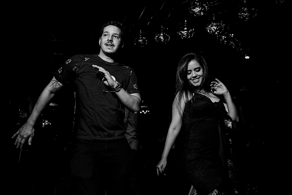 fotografia de casamento dos noivos barbara e renilson no sala de festas house fest em patos de minas fotografado por alexandre casttro e pamela benfica fotografos