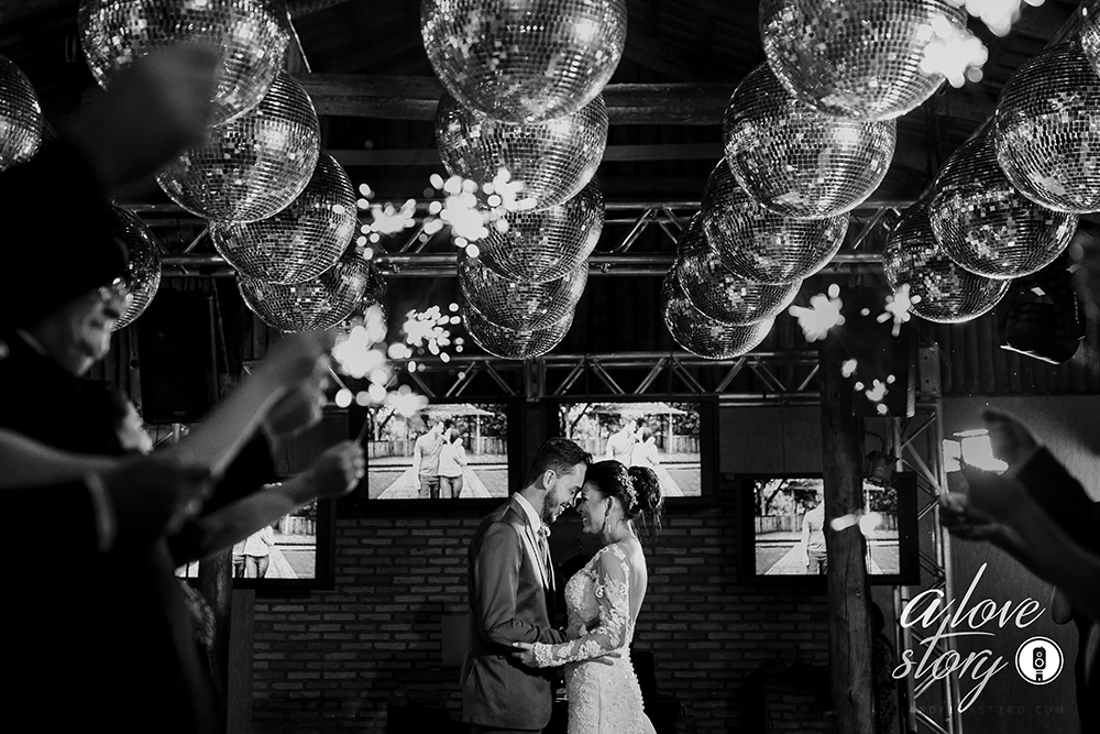 casamento de fabiane e daniel que aconteceu em patos de minas na igreja dos capuchinhos e recepção na chacara avalon fotografado pelo fotografo alexandre casttro 