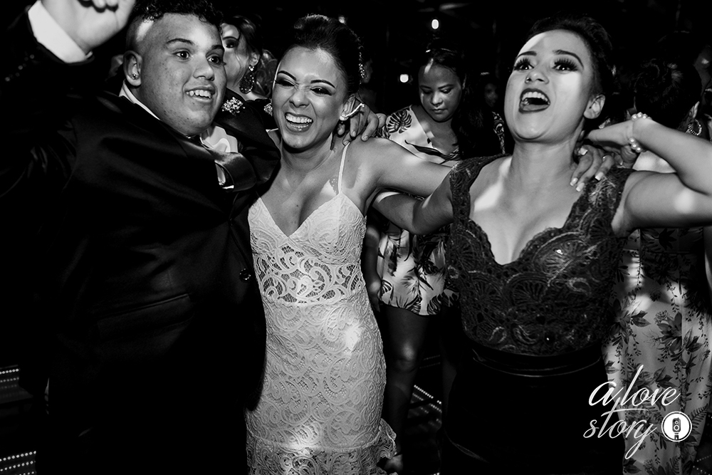 casamento de fabiane e daniel que aconteceu em patos de minas na igreja dos capuchinhos e recepção na chacara avalon fotografado pelo fotografo alexandre casttro 