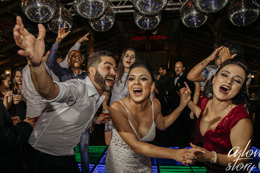 casamento de fabiane e daniel que aconteceu em patos de minas na igreja dos capuchinhos e recepção na chacara avalon fotografado pelo fotografo alexandre casttro 