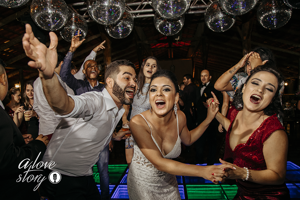 casamento de fabiane e daniel que aconteceu em patos de minas na igreja dos capuchinhos e recepção na chacara avalon fotografado pelo fotografo alexandre casttro 