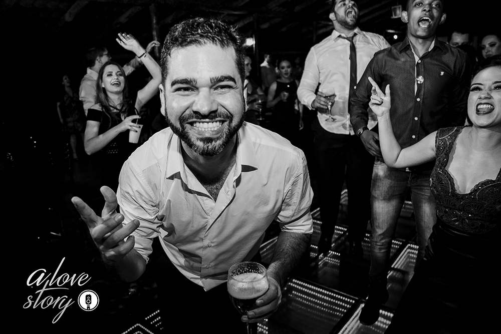 casamento de fabiane e daniel que aconteceu em patos de minas na igreja dos capuchinhos e recepção na chacara avalon fotografado pelo fotografo alexandre casttro 
