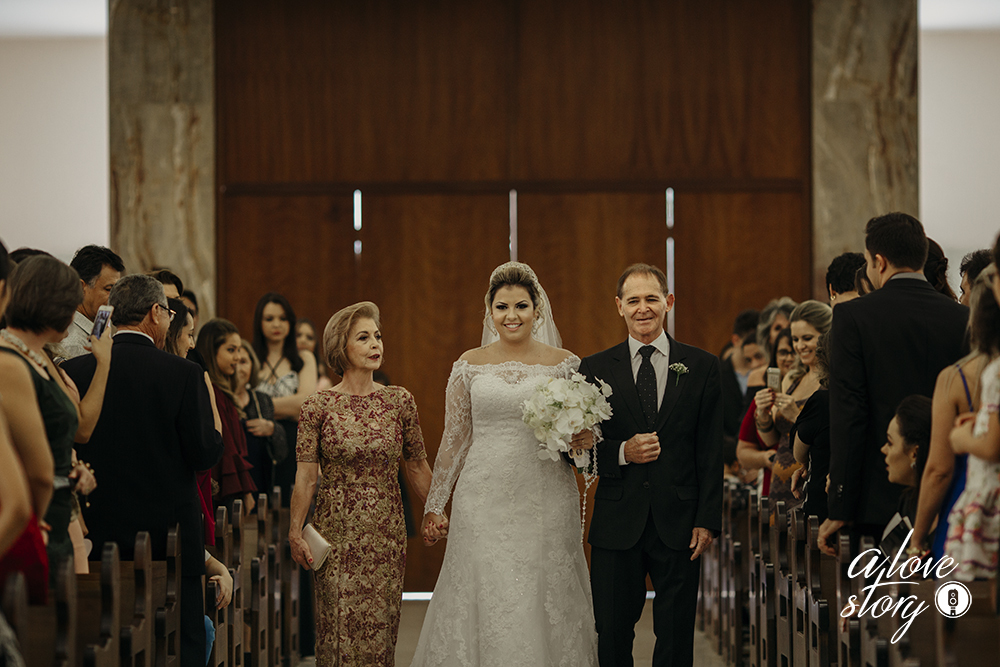 casamento de carla e thiago na igreja do rosario em patos de minas com recepçao no espaço verde fotografado por alexandre casttro e produção no salao stella mendonça
