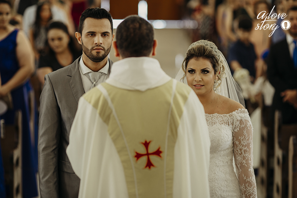 casamento de carla e thiago na igreja do rosario em patos de minas com recepçao no espaço verde fotografado por alexandre casttro e produção no salao stella mendonça