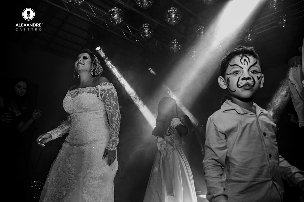 casamento de carla e thiago na igreja do rosario em patos de minas com recepçao no espaço verde fotografado por alexandre casttro e produção no salao stella mendonça