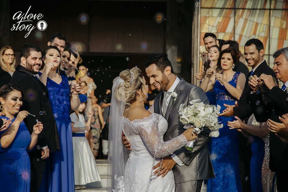 casamento de carla e thiago na igreja do rosario em patos de minas com recepçao no espaço verde fotografado por alexandre casttro e produção no salao stella mendonça