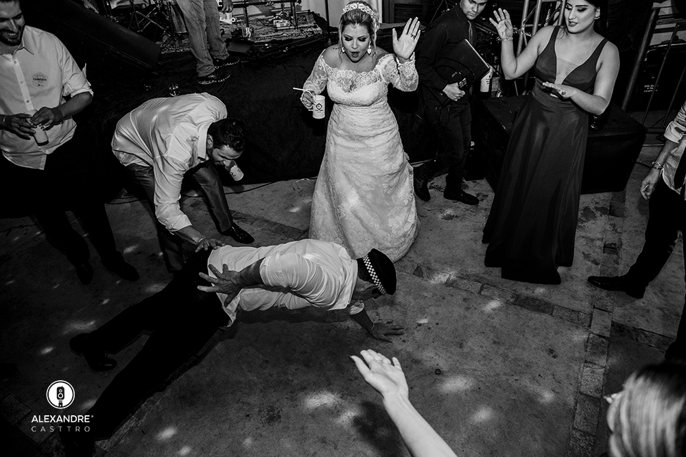 casamento de carla e thiago na igreja do rosario em patos de minas com recepçao no espaço verde fotografado por alexandre casttro e produção no salao stella mendonça