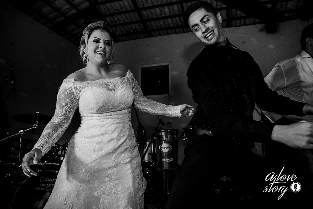 casamento de carla e thiago na igreja do rosario em patos de minas com recepçao no espaço verde fotografado por alexandre casttro e produção no salao stella mendonça