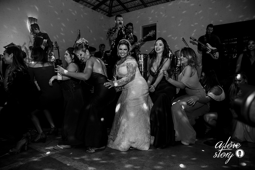 casamento de carla e thiago na igreja do rosario em patos de minas com recepçao no espaço verde fotografado por alexandre casttro e produção no salao stella mendonça