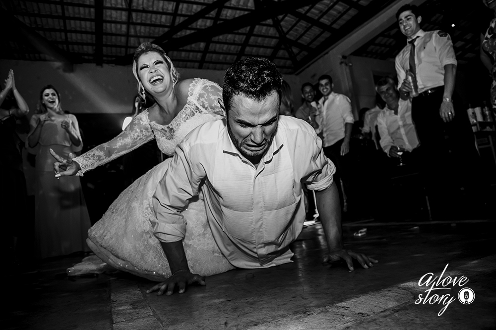 casamento de carla e thiago na igreja do rosario em patos de minas com recepçao no espaço verde fotografado por alexandre casttro e produção no salao stella mendonça