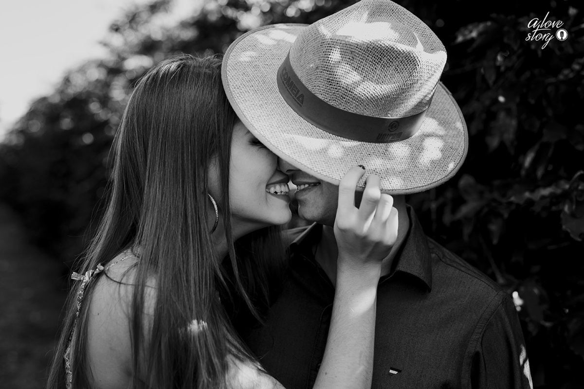 ensaio de casal  namorando fotos para o casamento em patos de minas fotografo alexandre casttro preto e branco