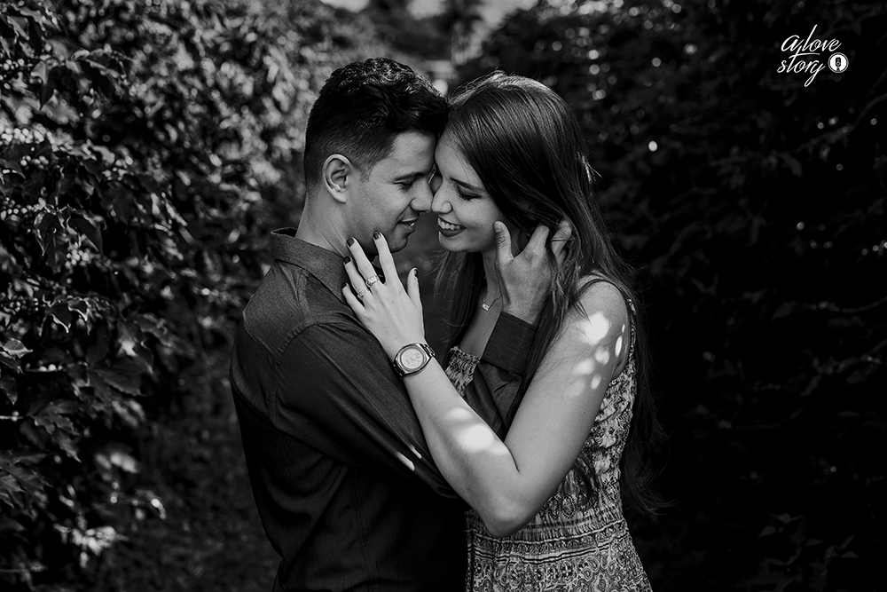 ensaio de casal  namorando fotos para o casamento em patos de minas fotografo alexandre casttro preto e branco
