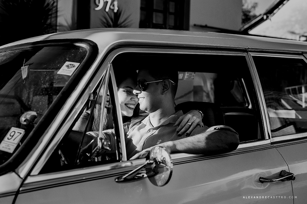 ensaio de casal  namorando fotos para o casamento em patos de minas fotografo alexandre casttro preto e branco