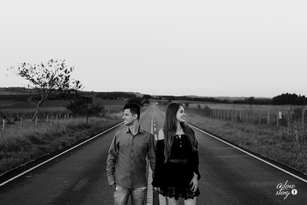 ensaio de casal  namorando fotos para o casamento em patos de minas fotografo alexandre casttro preto e branco