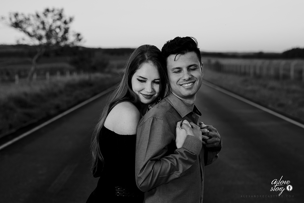 ensaio de casal  namorando fotos para o casamento em patos de minas fotografo alexandre casttro preto e branco