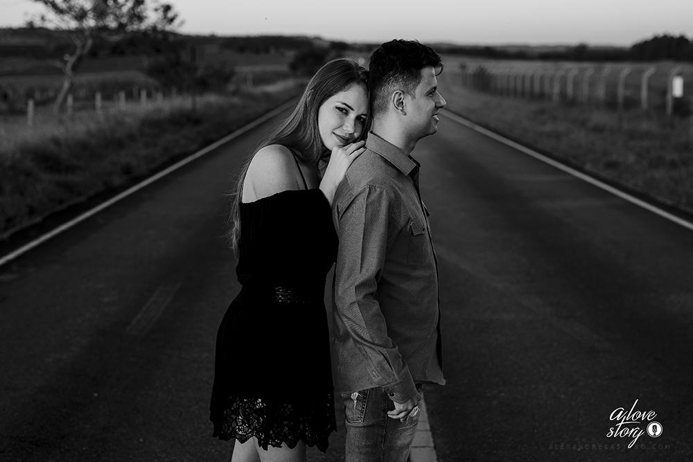 ensaio de casal  namorando fotos para o casamento em patos de minas fotografo alexandre casttro preto e branco