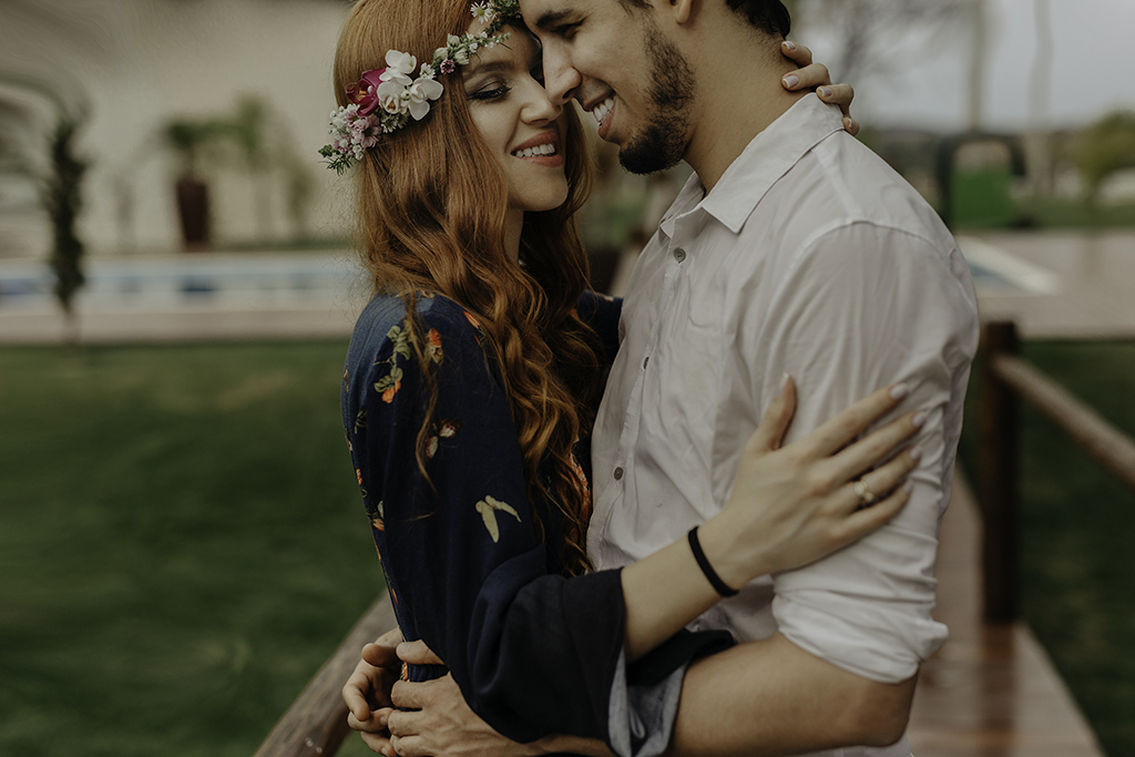 ensaio romantico de lorenna e Romanni fotos com balões coloridos fotografo alexandre casttro de patos de minas fotografia de casamento 
