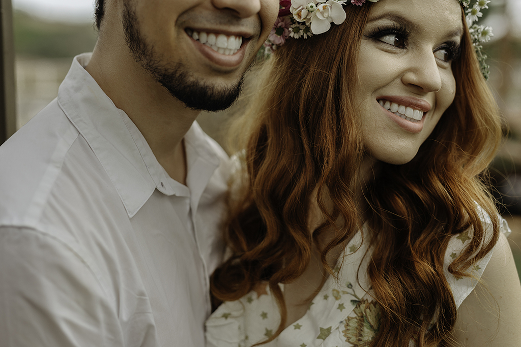 ensaio romantico de lorenna e Romanni fotos com balões coloridos fotografo alexandre casttro de patos de minas fotografia de casamento 