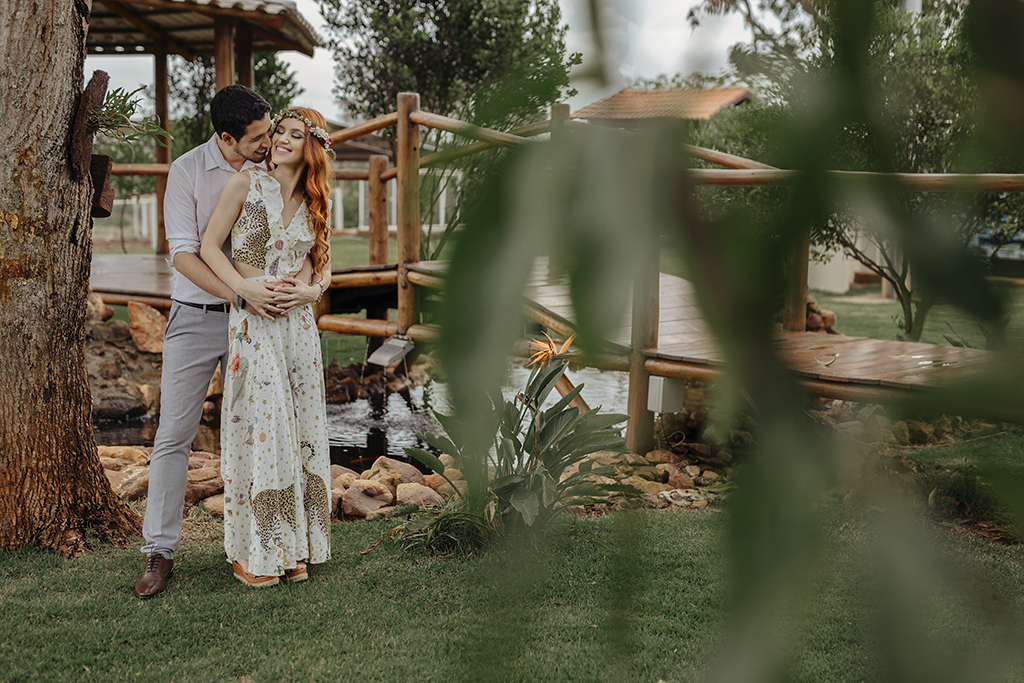 ensaio romantico de lorenna e Romanni fotos com balões coloridos fotografo alexandre casttro de patos de minas fotografia de casamento 