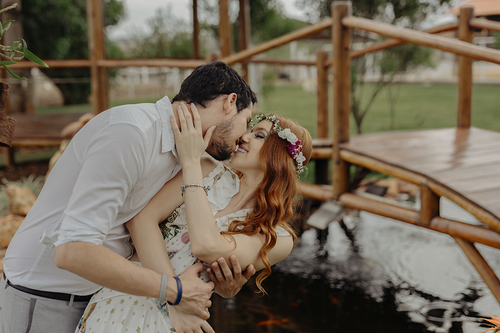 ensaio romantico de lorenna e Romanni fotos com balões coloridos fotografo alexandre casttro de patos de minas fotografia de casamento 