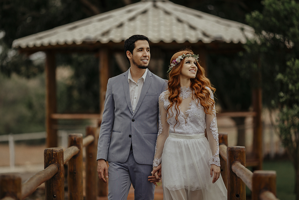 ensaio romantico de lorenna e Romanni fotos com balões coloridos fotografo alexandre casttro de patos de minas fotografia de casamento 