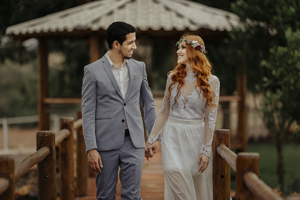 ensaio romantico de lorenna e Romanni fotos com balões coloridos fotografo alexandre casttro de patos de minas fotografia de casamento 